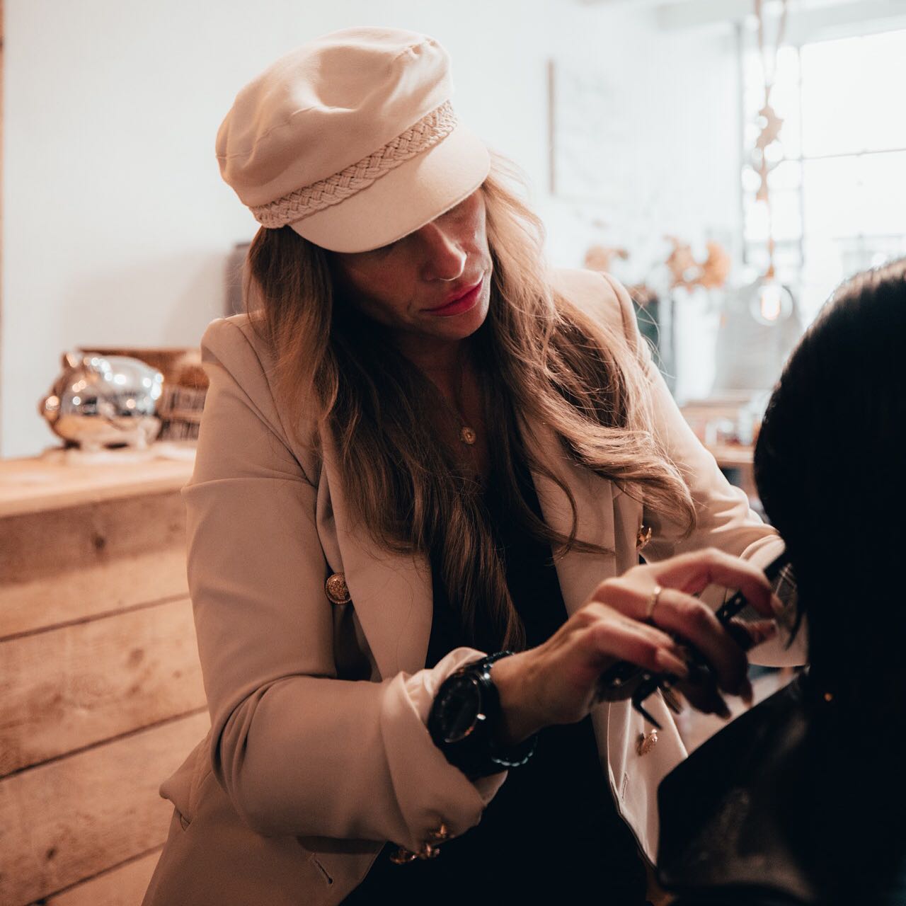 Een knipbehandeling bij A-Line Salon