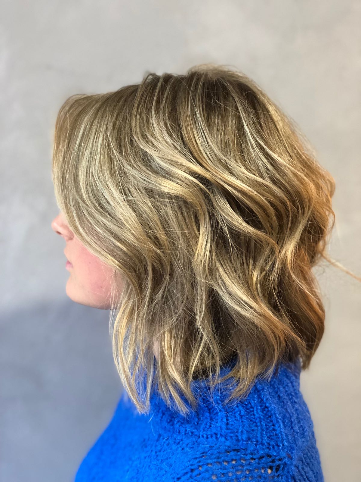 Blonde balayage met zachte golven uit de klantgalerij