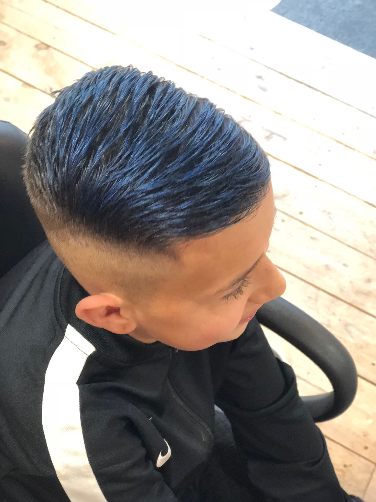 Een herenmodel met strak opgeschoren zijkanten uit A-Line Salon